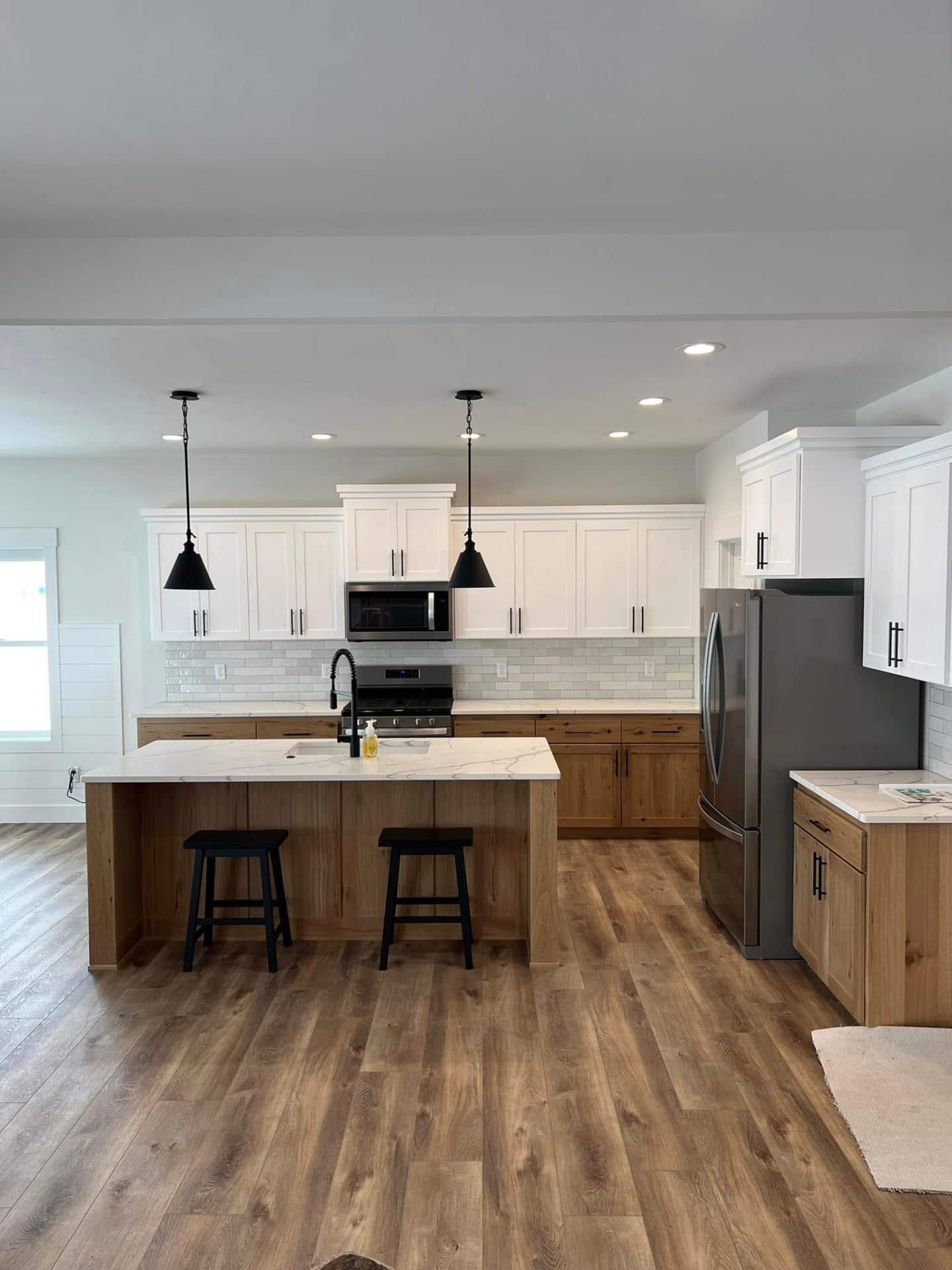 3156 Trappers kitchen with white uppers, wood lowers and quartz island